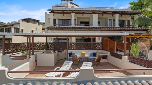 Coco Sunset Hills Haus | Sunshine Escape With A Rooftop Patio