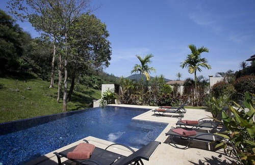 Rawai Villa | Sonnenstein Villa: 8 Schlafzimmer, privater Pool Villa, Strandnähe, Schlafmöglichkeiten für 19 Gäste