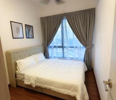 Shah Alam Wohnung | Sunsuria 3BR Luxury White Design 8pax I PetFriendly -2CP Netflix I Mid Floor Unblock City View