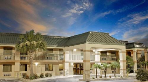 Byron Hotel | Super 8 by Wyndham Byron/South Macon