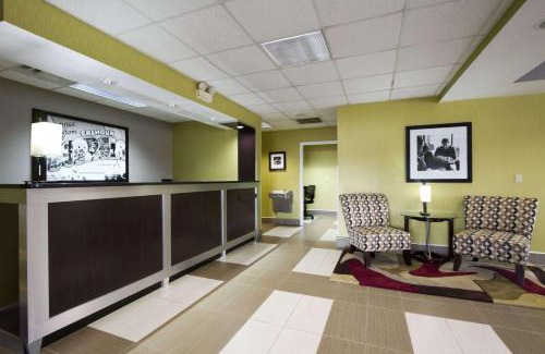 Calhoun Hotel | Super 8 by Wyndham Calhoun