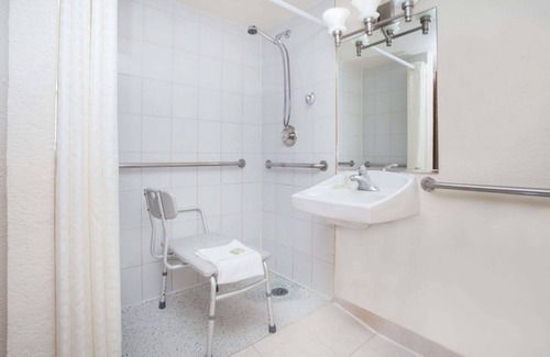 Rogers Park Hotel | Super 8 by Wyndham Chicago IL