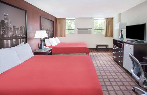 Rogers Park Hotel | Super 8 by Wyndham Chicago IL