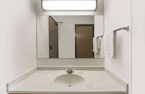 Coshocton Hotel | Super 8 by Wyndham Coshocton Roscoe Village