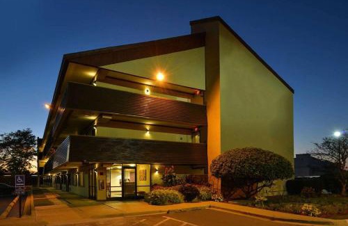 Deerfield Hotel | Super 8 by Wyndham Deerfield - Northbrook