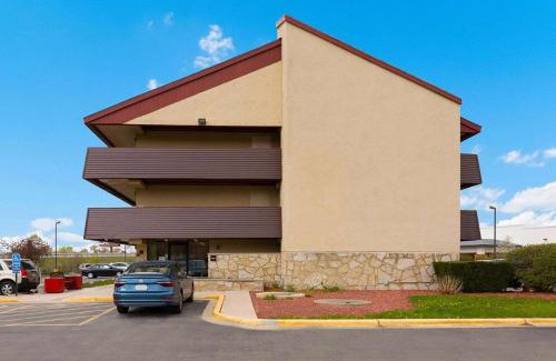 Deerfield Hotel | Super 8 by Wyndham Deerfield - Northbrook