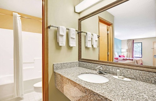 Forest Park Hotel | Super 8 by Wyndham Forest Park