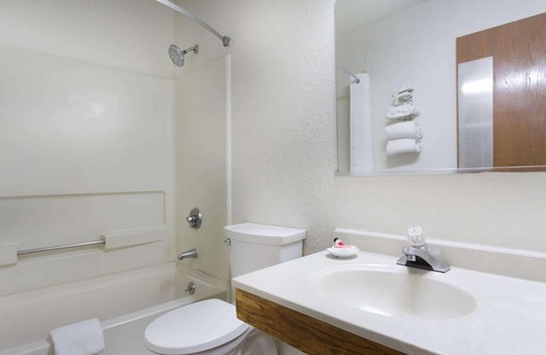 Greensboro Hotel | Super 8 by Wyndham Greensboro/Coliseum/Conv.