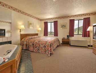Newcomerstown Hotel | Super 8 by Wyndham Newcomerstown