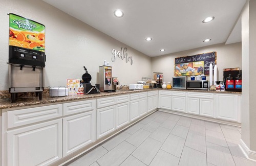 Viavant - Venetian Isles Hotel | Super 8 by Wyndham New Orleans