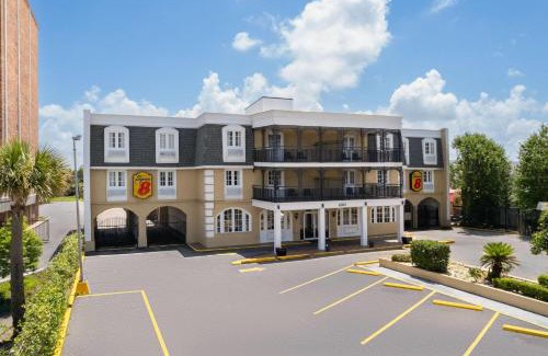 Viavant - Venetian Isles Hotel | Super 8 by Wyndham New Orleans