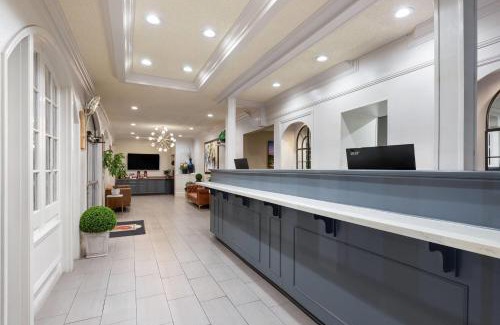 Viavant - Venetian Isles Hotel | Super 8 by Wyndham New Orleans