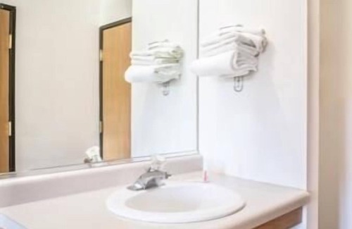 Phillips Hotel | Super 8 by Wyndham Phillips