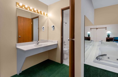 Reedsburg Hotel | Super 8 by Wyndham Reedsburg