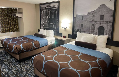 San Antonio Hotel | Super 8 by Wyndham San Antonio Downtown NE