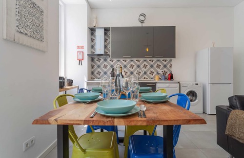 Chiado Wohnung | Super Central Walk Anywhere w/AC, Lift, 3BDR, 2BA