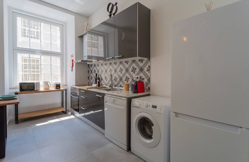Chiado Wohnung | Super Central Walk Anywhere w/AC, Lift, 3BDR, 2BA