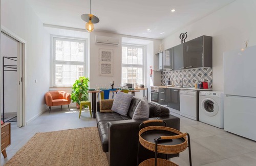 Chiado Wohnung | Super Central Walk Anywhere w/AC, Lift, 3BDR, 2BA