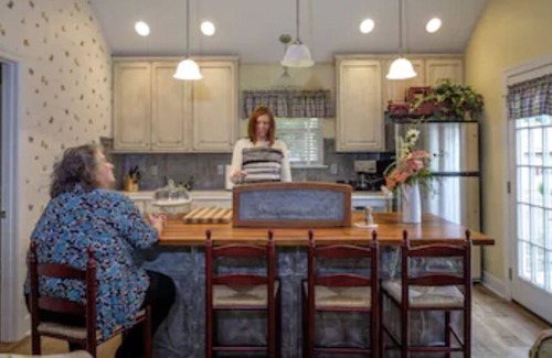 Cottonwood Falls Haus | Super bequem und ruhig. . . Neu erbautes Gästehaus mit 2 Schlafzimmern und 2 Bädern