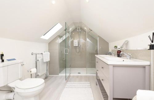 Looe Haus | Superb House in Looe, Near Beach and Bars with Great Views and free access to a nearby Indoor Swimming Pool