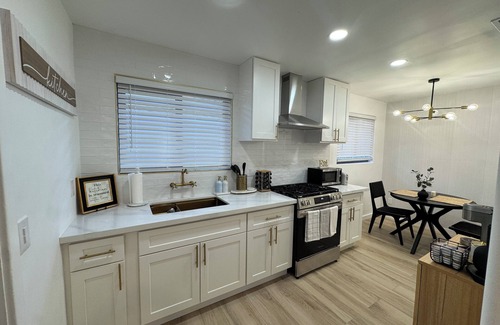 Raisin Haus | Superb house with AC in charming Fresno