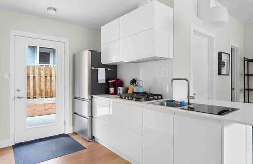 West Campus Wohnung | Superb location steps to DT and UT