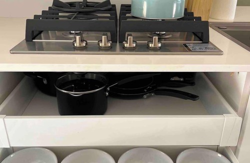 West Campus Wohnung | Superb location steps to DT and UT