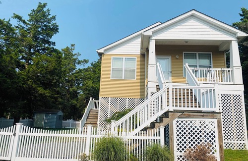 Osborn Island Haus | “Surf Shack” within walking distance to the beach!