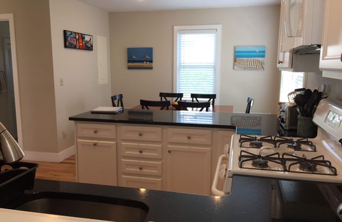 Easton's Point Haus | Surfside Cottage neben Strand, Meer, Cliff Walk View, Downtown & Dining in der Nähe