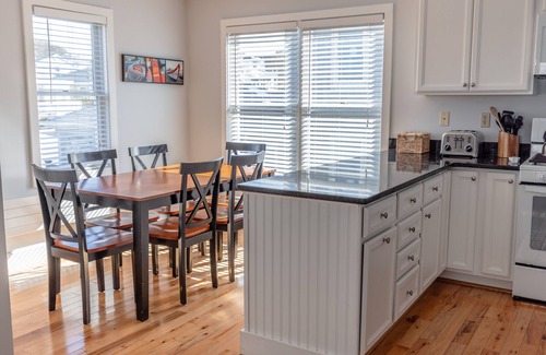 Easton's Point Haus | Surfside Cottage neben Strand, Meer, Cliff Walk View, Downtown & Dining in der Nähe