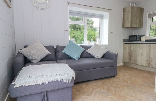 Sutton Weaver Hütte | SUTTON FIELDS CHALET, pet friendly, with a garden in Frodsham