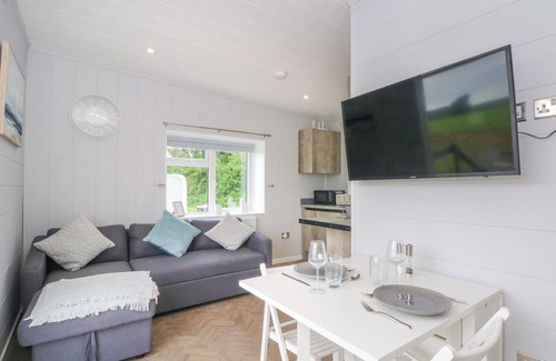 Sutton Weaver Hütte | SUTTON FIELDS CHALET, pet friendly, with a garden in Frodsham