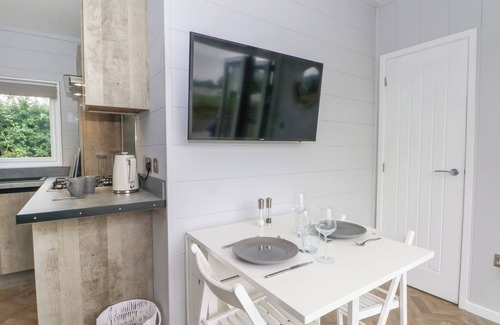 Sutton Weaver Hütte | SUTTON FIELDS CHALET, pet friendly, with a garden in Frodsham