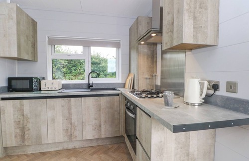 Sutton Weaver Hütte | SUTTON FIELDS CHALET, pet friendly, with a garden in Frodsham