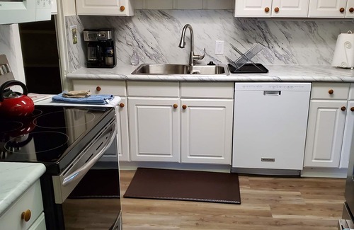 Suttons Bay Hütte | Suttons Bay-Privater Zuckersandstrand-Haustierfreundlich-Spaziergang zur Brauerei, Stadt, Geschäften