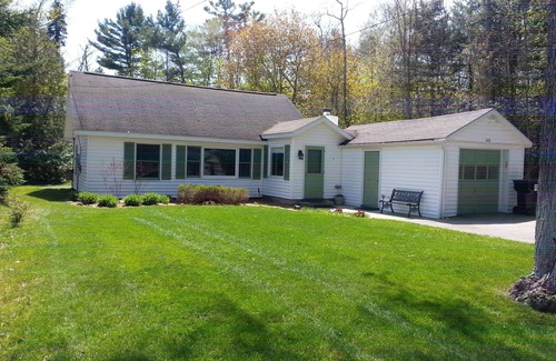 Suttons Bay Hütte | Suttons Bay-Privater Zuckersandstrand-Haustierfreundlich-Spaziergang zur Brauerei, Stadt, Geschäften