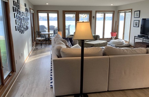 Niles Haus | SW Michigan lake home that is perfect for water sports, ND games and wineries.