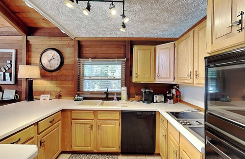 North Glade Hills Haus | Swan's Nest | Lakefront with Private Dock & Game Room!