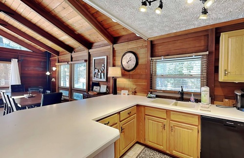 North Glade Hills Haus | Swan's Nest | Lakefront with Private Dock & Game Room!