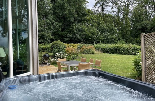 Eleighwater Hütte | SWANDOWN, 12A GOLDENHAYE, romantic, with pool in Cricket St. Thomas