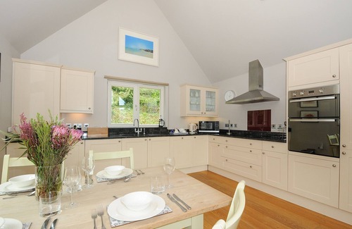 Eleighwater Hütte | SWANDOWN, 3 BLACKDOWN, pet friendly, with pool in Cricket St. Thomas