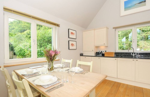 Eleighwater Hütte | SWANDOWN, 3 BLACKDOWN, pet friendly, with pool in Cricket St. Thomas