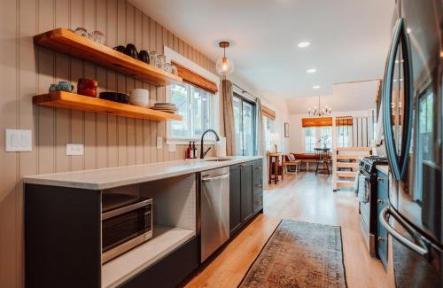 Historic Railroad District Haus | Swank House on Main St in Ashland