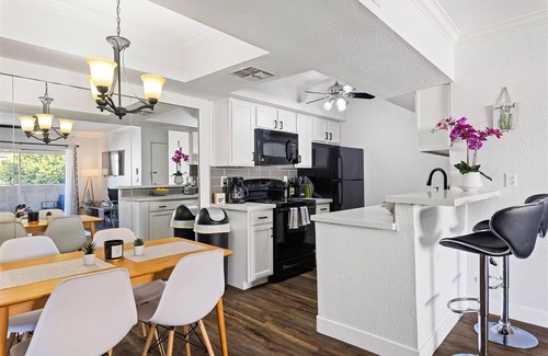 Paradise Valley Village Eigentumswohnung | Sweet 2nd Floor Condo in FANTASTIC location SUPER close to SOOOOO much!!