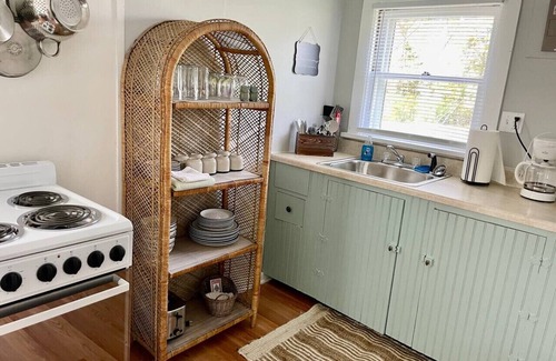 Geneva-on-the-Lake Hütte | Sweet and Cozy two bedroom Lake Erie Cottage -PET FRIENDLY!