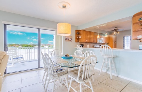 Cocoa Beach Eigentumswohnung | NEU Süßer Rückzugsort am Strand! * 2 Balkone, sonnig, umgebaut * Sandburgen