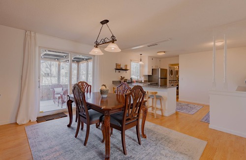 Midland Haus | Sweet Retreat W/ 2 King Rooms - Pet & Family Friendly! Fenced in yard