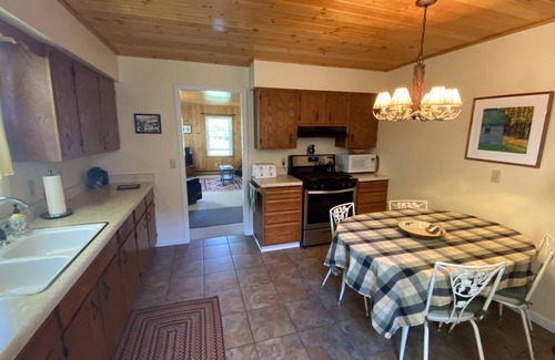 Grand Marais Hütte | SÜSSE COTTAGE MIT ZWEI SCHLAFZIMMERN, EIN BLOCK VOM HAFEN IN GRAND MARAIS