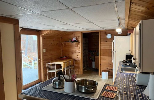 Stoneham Hütte | Sweet waterfront cottage, stunning sunsets, private, sleeps 4-8