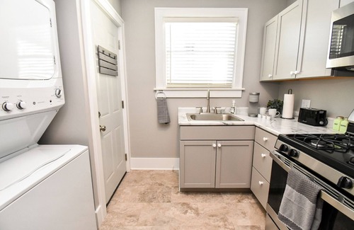 Peoria Heights Haus | SweetiePie Studio in the Heights-Steps from Everything!